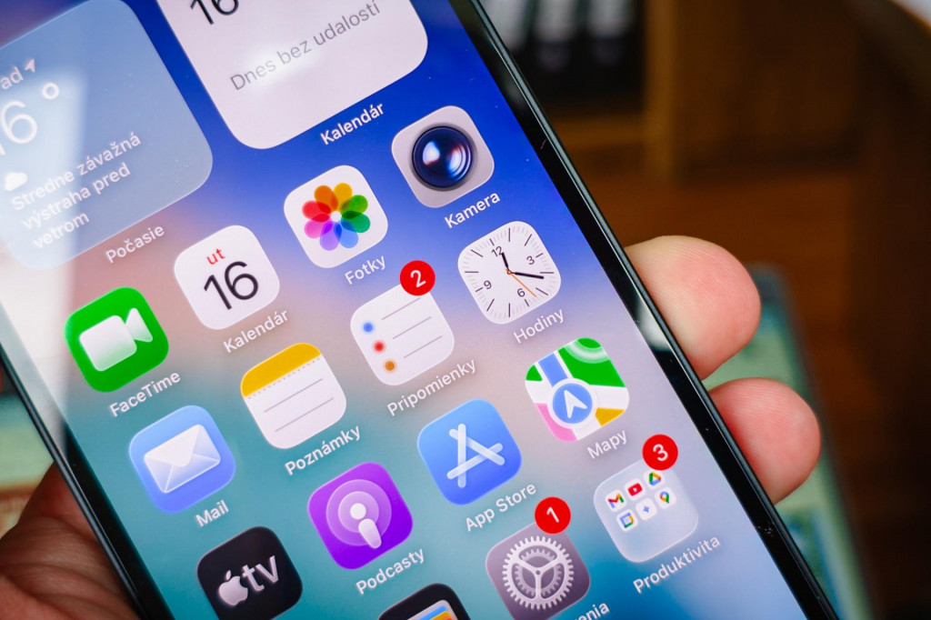 Operačn&yacute; syst&eacute;m iOS 26 v stabilnej verzii na iPhone 16e.