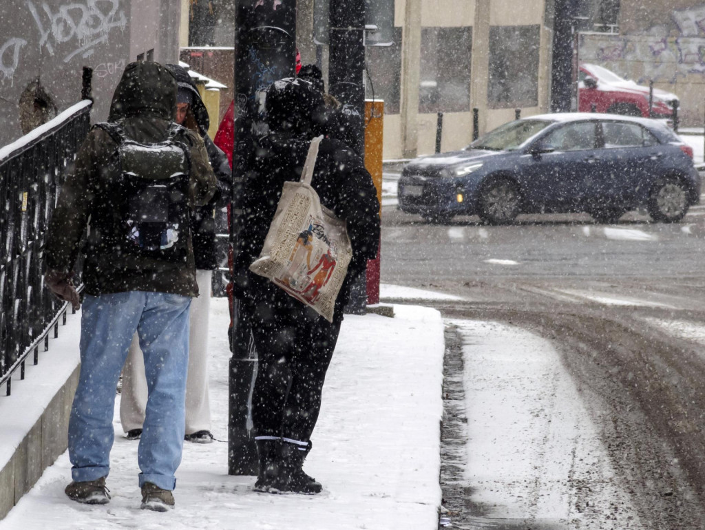 Na sn&iacute;mke hust&eacute; sneženie v Bratislave. FOTO: TASR/Dano Veselsk&yacute;