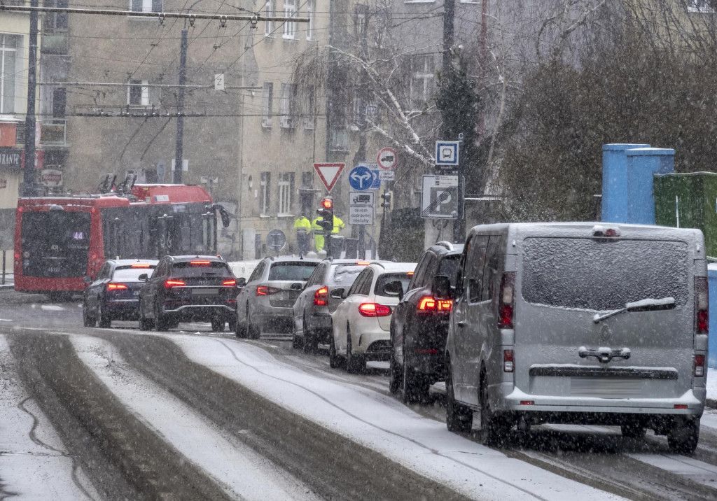 Na sn&iacute;mke hust&eacute; sneženie v Bratislave. FOTO: TASR/Dano Veselsk&yacute;