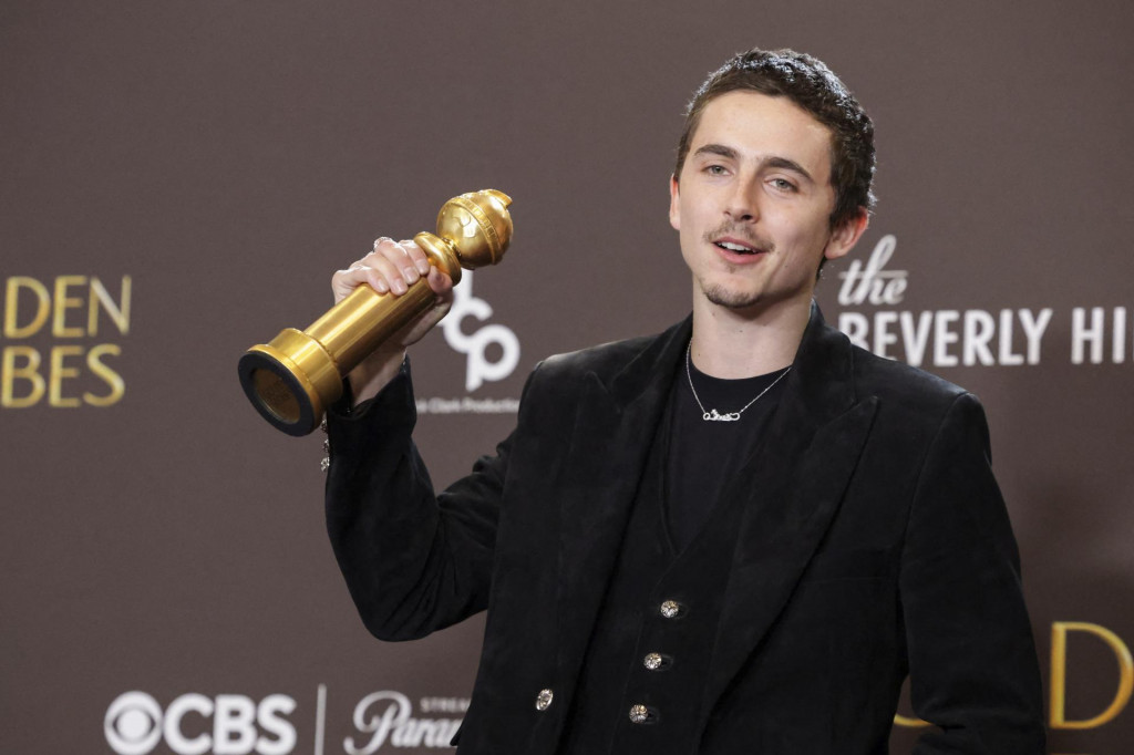 Timothee Chalamet p&oacute;zuje s cenou za najlep&scaron;&iacute; mužsk&yacute; hereck&yacute; v&yacute;kon vo filme &ndash; muzik&aacute;l alebo kom&eacute;dia za film &bdquo;Marty Supreme&ldquo; na 83. ročn&iacute;ku udeľovania Zlat&yacute;ch gl&oacute;busov v Beverly Hills v Kalifornii. FOTO: REUTERS