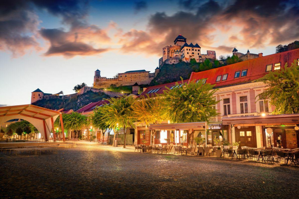 Pohľad na Trenčiansky hrad z Mierov&eacute;ho n&aacute;mestia. FOTO: Shutterstock