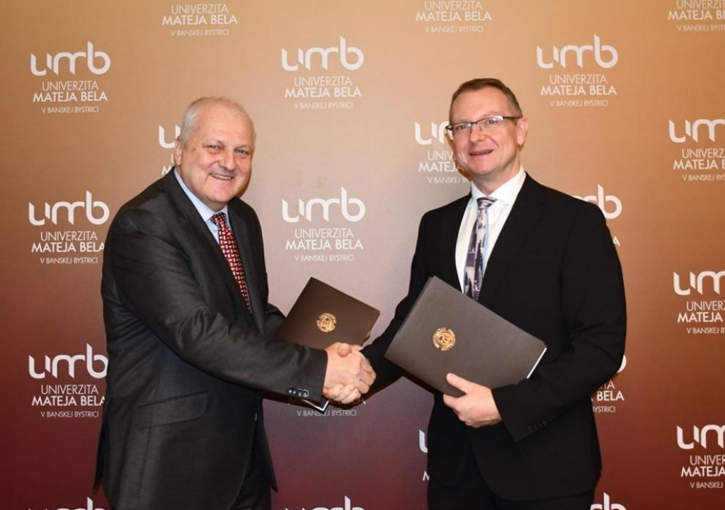 Rektor UKF Libor Voz&aacute;r (vľavo) a rektor UMB Vladim&iacute;r Hiadlovsk&yacute; sa koncom roka dohodli na dlhodobej spolupr&aacute;ci. FOTO: Univerzita Kon&scaron;tant&iacute;na Filozofa v Nitre