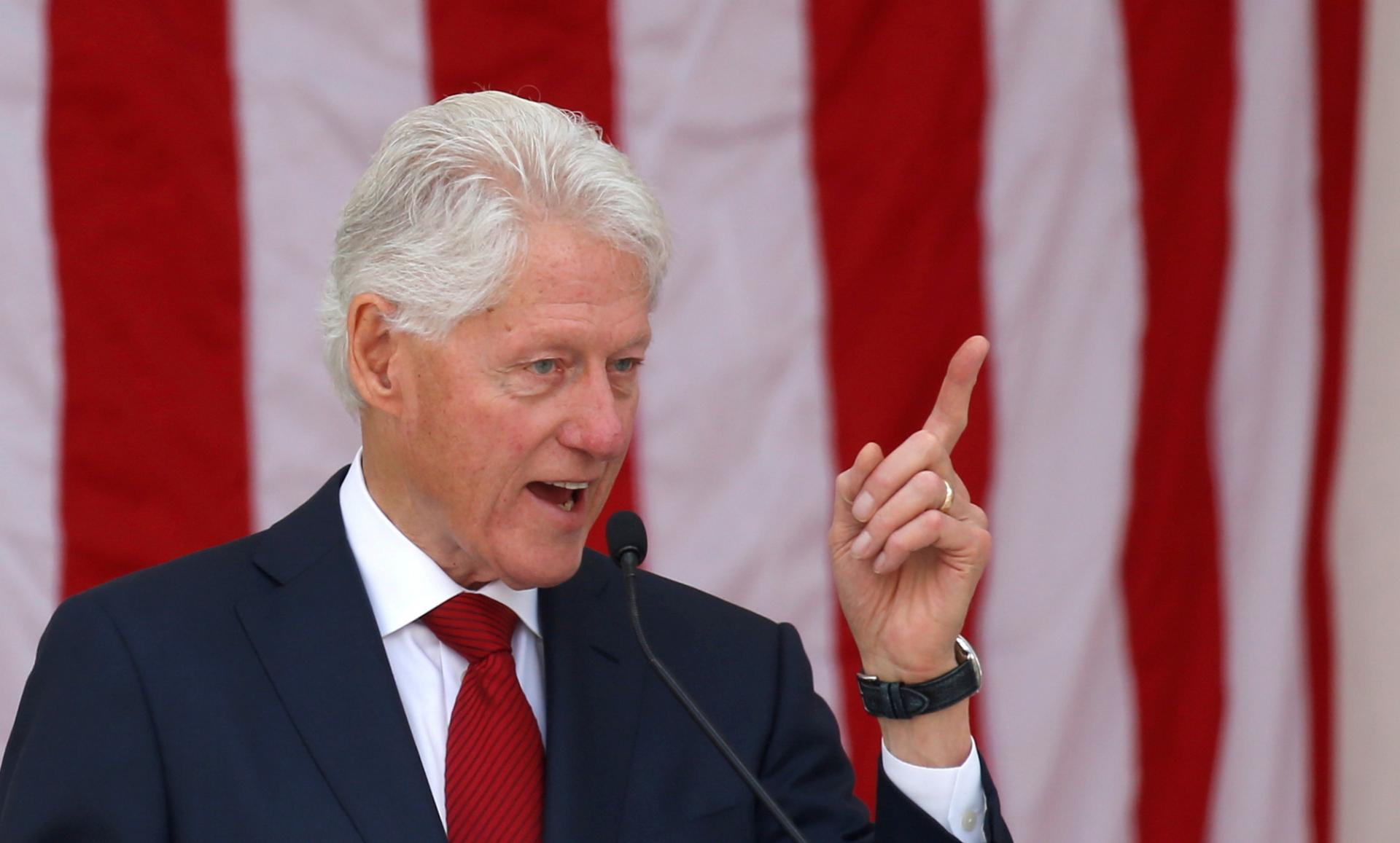 Clintonovci odmietli vypovedať v americkom Kongrese o Epsteinovi. Ide o odpútanie pozornosti, píšu v liste