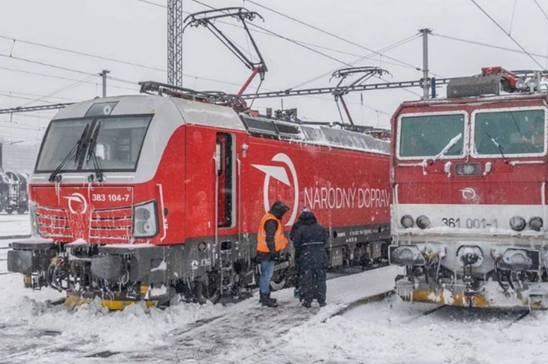 Vlaky meškajú desiatky minút, najhoršia situácia je na západnom Slovensku