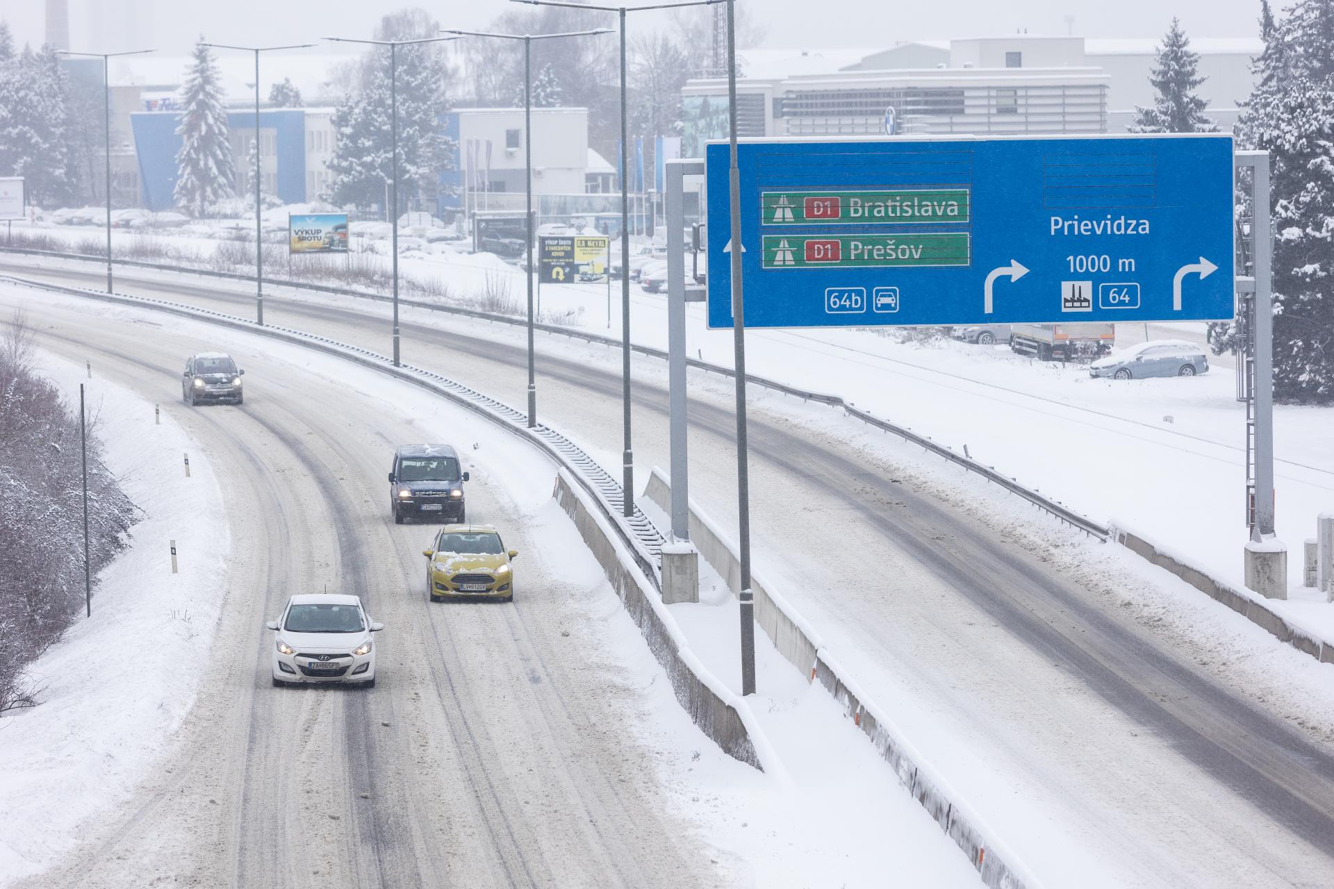 Na severnom a strednom Slovensku robí problémy sneženie, na západe poľadovica, varujú cestári