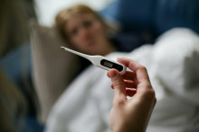 Ak sa stav nezlep&scaron;uje a hor&uacute;čky pretrv&aacute;vaj&uacute; viac ako tri dni, je potrebn&eacute; nav&scaron;t&iacute;viť v&scaron;eobecn&eacute;ho lek&aacute;ra.