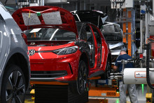 V&yacute;robn&aacute; linka automobilky Volkswagen. FOTO: TASR/DP