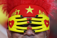 Na z&aacute;bere z 18. decembra 2025 vidno fan&uacute;&scaron;ika vietnamsk&eacute;ho futbalov&eacute;ho t&iacute;mu, ktor&yacute; op&auml;ť triumfoval v turnaji Juho&aacute;zijsk&yacute;ch hier.