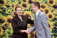 D&aacute;nska premi&eacute;rka Mette Frederiksenov&aacute; v&iacute;ta gr&oacute;nskeho premi&eacute;ra Jensa-Frederika Nielsena. FOTO: Reuters