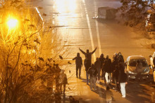 Ir&aacute;nski demon&scaron;tranti sa zhromažďuj&uacute; na ulici počas protestu v Teher&aacute;ne. FOTO: Reuters