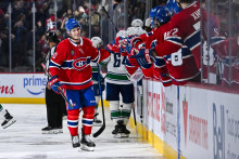 Juraj Slafkovsk&yacute; oslavuje so spoluhr&aacute;čmi na lavičke svoj g&oacute;l. FOTO: Reuters/David Kirouac-Imagn Images