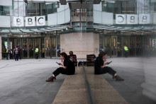 Britsk&aacute; verejnopr&aacute;vna vysielacia spoločnosť BBC podnikne pr&aacute;vne kroky s cieľom dosiahnuť zamietnutie žaloby americk&eacute;ho prezidenta Donalda Trumpa. FOTO: Reuters