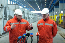 Premi&eacute;r Robert Fico vol&aacute; po re&scaron;tarte Slovalca. Na sn&iacute;mke s gener&aacute;lnym riaditeľom spoločnosti Milanom Vesel&yacute;m. FOTO: &Uacute;rad vl&aacute;dy SR