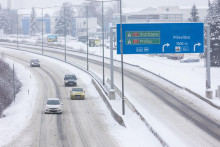 Aut&aacute; na zasneženej vozovke v utorok 13. janu&aacute;ra v Žiline. FOTO: TASR/Daniel Stehl&iacute;k