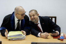 Vpravo b&yacute;val&yacute; predseda Najvy&scaron;&scaron;ieho s&uacute;du a exminister spravodlivosti &Scaron;tefan Harabin. FOTO: TASR/Martin Baumann