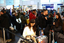 Ľudia čakaj&uacute; na letisku v Budape&scaron;ti. FOTO: Reuters