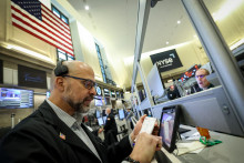 Akcie platobnej spoločnosti Visa dnes klesli o 4,41 percenta. Cenn&eacute; papiere banky JP Morgan Chase zlacneli o 4,19 percenta.  FOTO: REUTERS