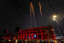 Ľudia sa zhromažďuj&uacute; na N&aacute;mest&iacute; nez&aacute;vislosti v predvečer 35. v&yacute;ročia Dňa obrancov slobodyvo Vilniuse v pondelok 12. janu&aacute;ra 2026. FOTO: TASR/AP