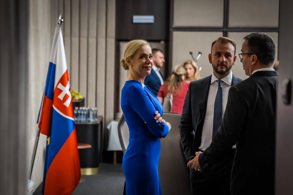Na sn&iacute;mke vľavo ministerka hospod&aacute;rstva Denisa Sakov&aacute;.

FOTO: &Uacute;rad vl&aacute;dy SR