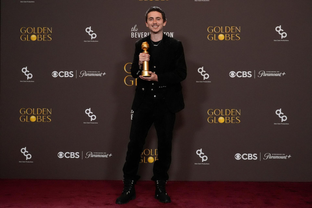 Na sn&iacute;mke americko-franc&uacute;zsky herec Timoth&eacute;e Chalamet po triumfe v kateg&oacute;rii najlep&scaron;&iacute; hereck&yacute; v&yacute;kon mužsk&eacute;ho herca v r&aacute;mci 83. ročn&iacute;ka udeľovania cien Zlat&yacute; gl&oacute;bus v Beverly Hills v Kalifornii. FOTO: TASR/AP