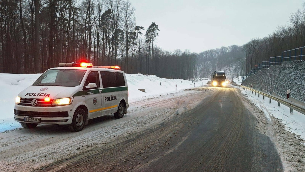 Dopravu na Slovensku komplikuje mrzn&uacute;ci d&aacute;žď. FOTO: Facebook/Pol&iacute;cia Slovenskej republiky