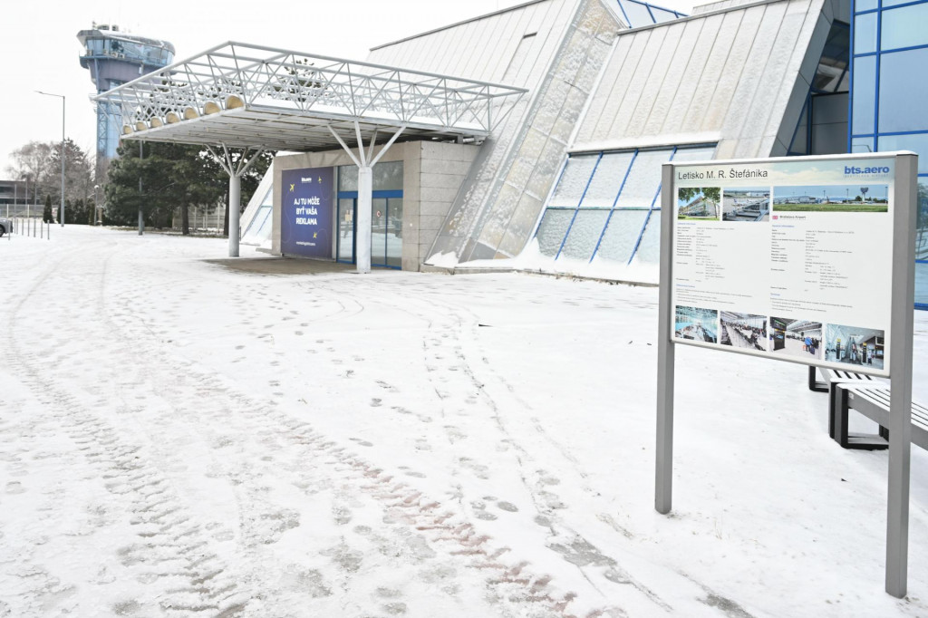 Letisko M. R. &Scaron;tef&aacute;nika v Bratislave (BTS) bolo pre nepriazniv&eacute; meteorologick&eacute; podmienky na vzletovo-prist&aacute;vacej dr&aacute;he do 11.15 h uzavret&eacute;. FOTO: TASR