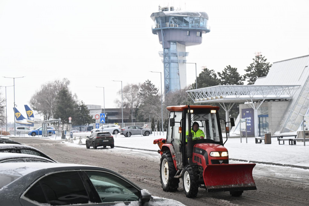 Počasie komplikuje prev&aacute;dzku letiska v Bratislave. FOTO:TASR/J. Kotian