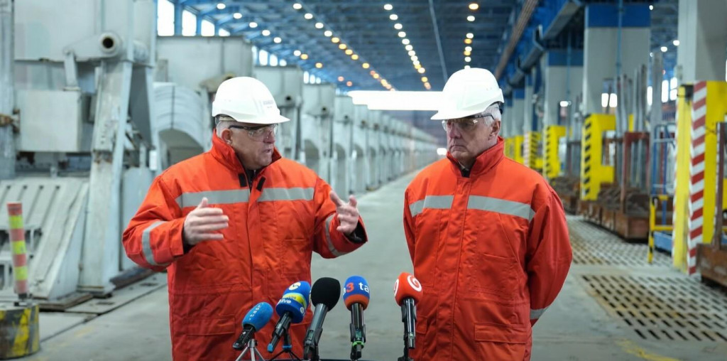 Premi&eacute;r Robert Fico vol&aacute; po re&scaron;tarte Slovalca. Na sn&iacute;mke s gener&aacute;lnym riaditeľom spoločnosti Milanom Vesel&yacute;m. FOTO: &Uacute;rad vl&aacute;dy SR