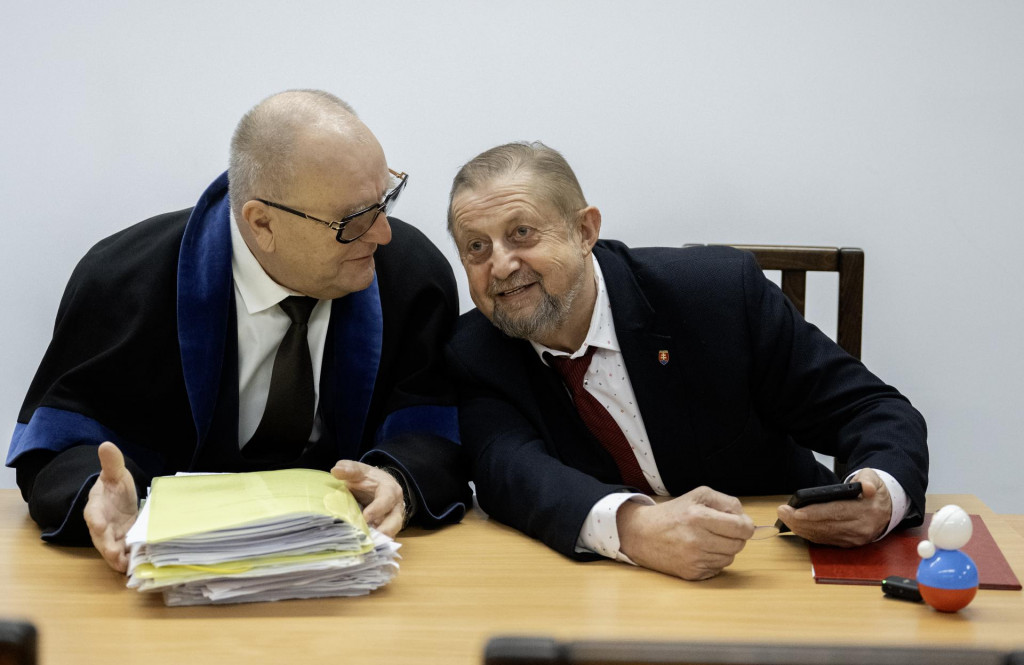 Vpravo b&yacute;val&yacute; predseda Najvy&scaron;&scaron;ieho s&uacute;du a exminister spravodlivosti &Scaron;tefan Harabin. FOTO: TASR/Martin Baumann