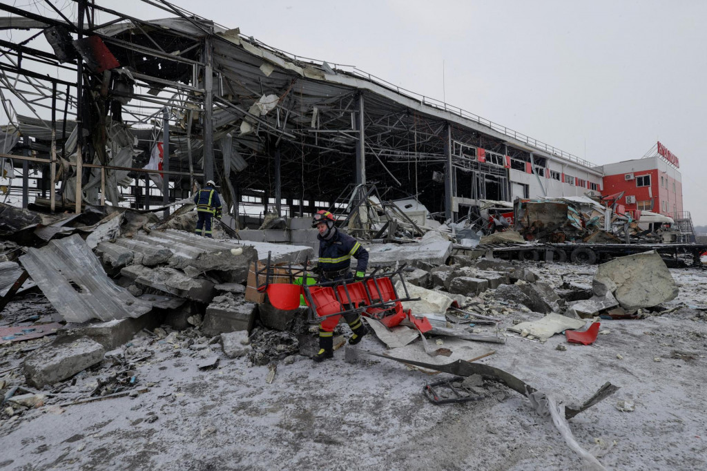 Z&aacute;chran&aacute;ri pracuj&uacute; na mieste logistick&eacute;ho centra s&uacute;kromnej doručovacej spoločnosti zasiahnut&eacute;ho rusk&yacute;mi raketov&yacute;mi &uacute;tokmi v Charkove. FOTO: Reuters