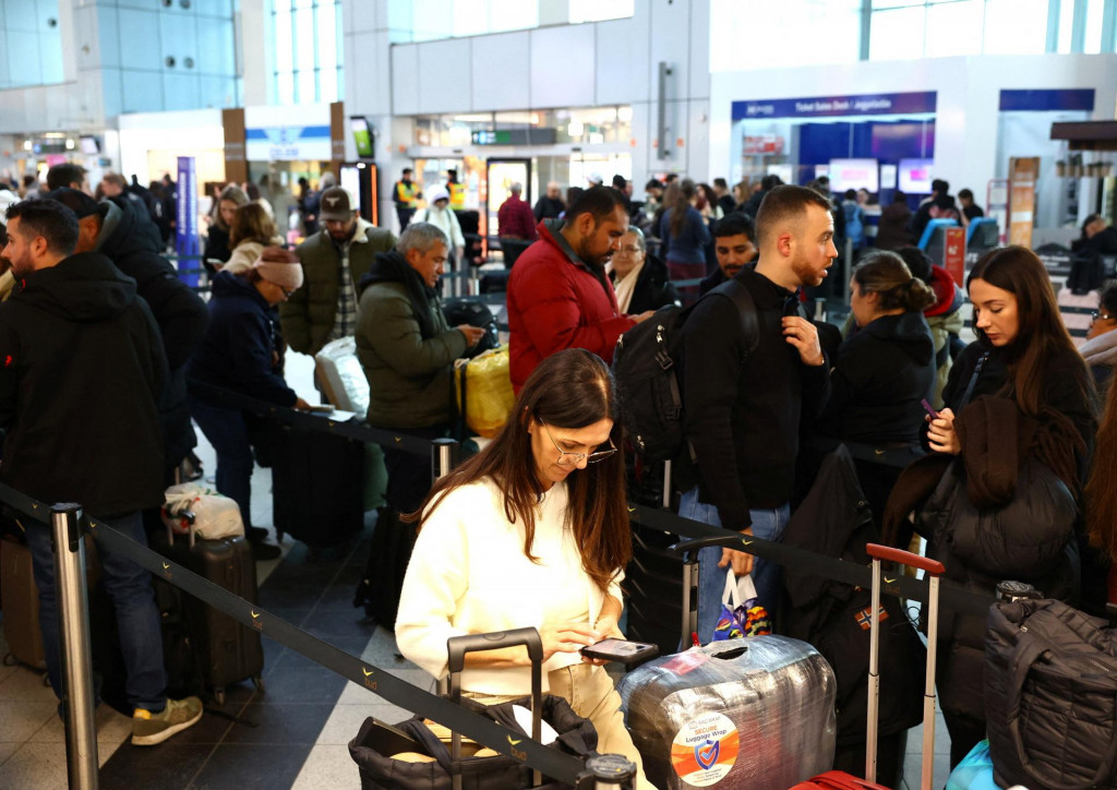 Ľudia čakaj&uacute; na letisku v Budape&scaron;ti. FOTO: Reuters