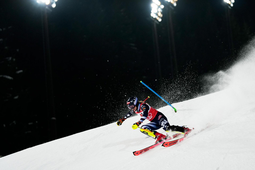 Američanka Mikaela Shiffrinov&aacute; počas 1. kola nočn&eacute;ho slalomu žien Svetov&eacute;ho poh&aacute;ra v alpskom lyžovan&iacute; v rak&uacute;skom Flachau. FOTO: TASR/AP