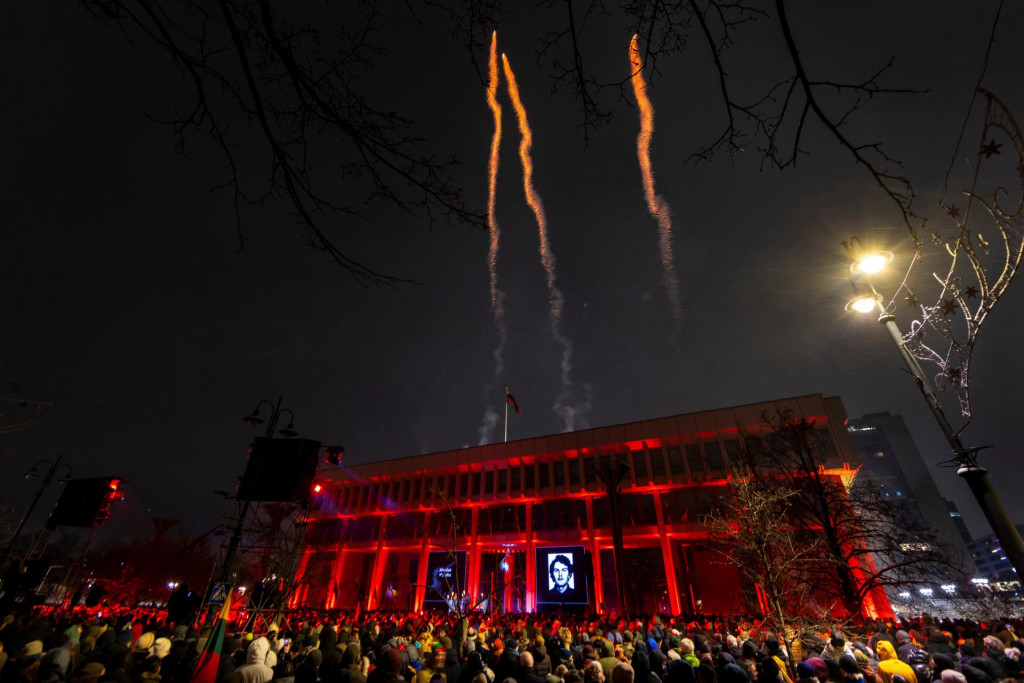 Ľudia sa zhromažďuj&uacute; na N&aacute;mest&iacute; nez&aacute;vislosti v predvečer 35. v&yacute;ročia Dňa obrancov slobodyvo Vilniuse v pondelok 12. janu&aacute;ra 2026. FOTO: TASR/AP