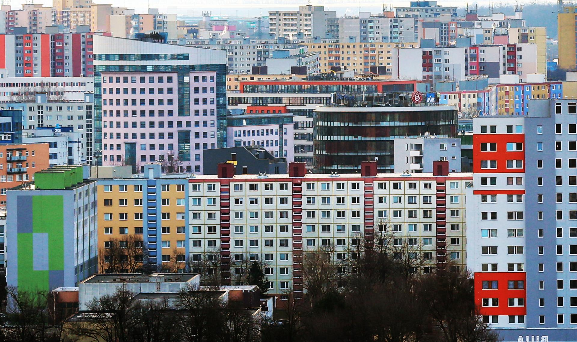 Nájomné byty bez riadnej súťaže? Peniaze sa stratia v korupčných schémach, kritizuje PS