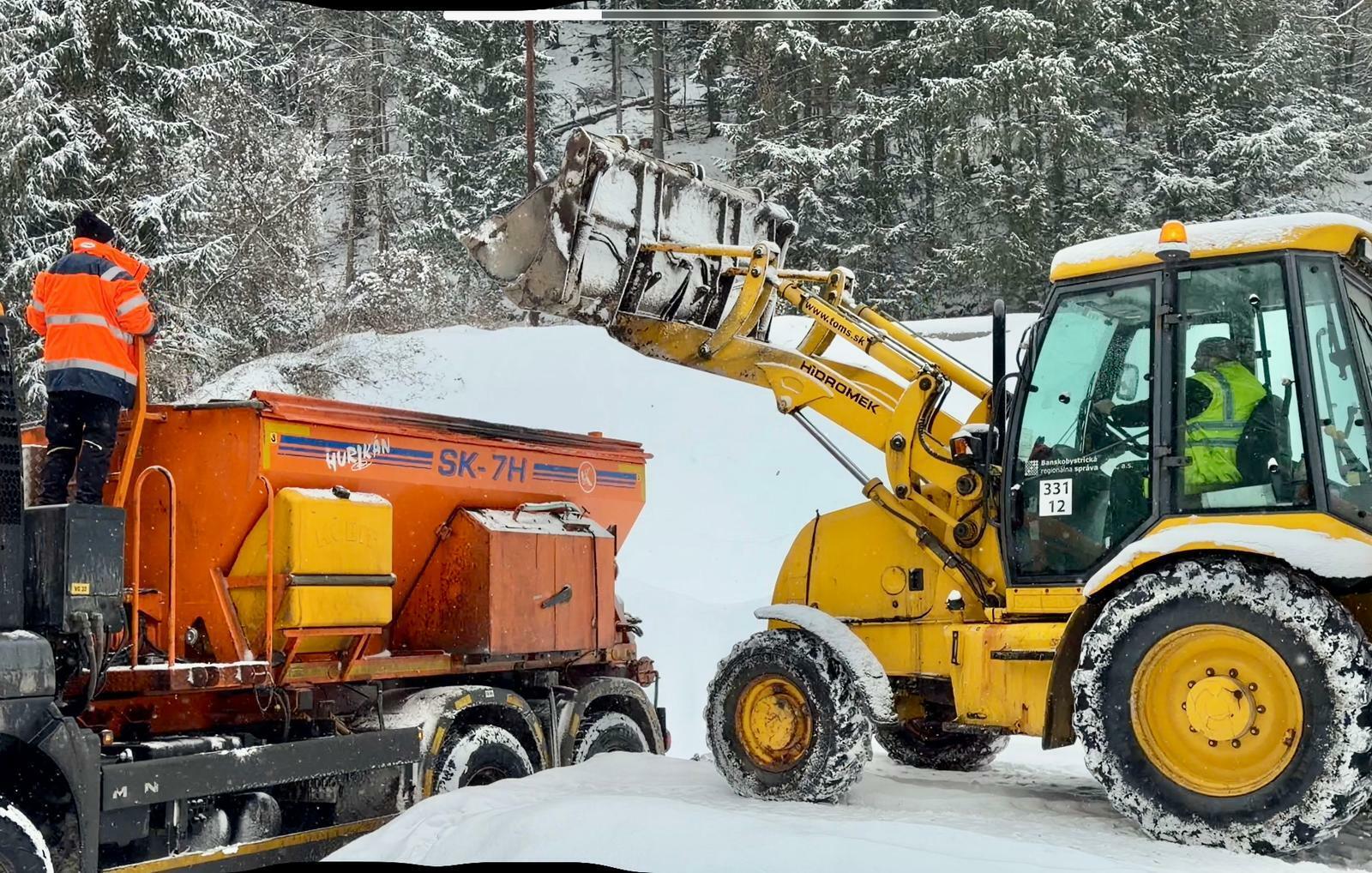Ako sú na tom Donovaly, keď sneží a čím cestári posýpajú? HN strávili kritický deň na horských priechodoch