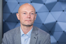 Imunita z&iacute;skan&aacute; predo&scaron;l&yacute;mi infekciami či očkovan&iacute;m nezabr&aacute;ni infekcii superchr&iacute;pky, hovor&iacute; Boris Klempa.