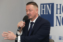 Prezident finančnej spr&aacute;vy Jozef Kiss podporuje vl&aacute;du v boji proti daňov&yacute;m &uacute;nikom. FOTO: HN/Peter Mayer