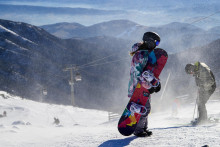 Na sn&iacute;mke snoubordistka na Chopku v lyžiarskom stredisku Jasn&aacute; v N&iacute;zkych Tatr&aacute;ch v katastri obce Horn&aacute; Lehota.

FOTO: TASR/ V. Mihalikov&aacute;
