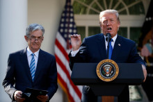Americk&yacute; prezident Donald Trump a &scaron;&eacute;f americk&eacute;ho Feder&aacute;lneho rezervn&eacute;ho syst&eacute;mu (Fed) Jerome Powell. FOTO: TASR/AP