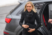 Na sn&iacute;mke podpredsedn&iacute;čka vl&aacute;dy a ministerka hospod&aacute;rstva Denisa Sakov&aacute; prich&aacute;dza na v&yacute;jazdov&eacute; rokovanie vl&aacute;dy v bratislavskej Petržalke.

FOTO: TASR/ J. Nov&aacute;k