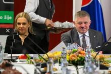 Podpredsedn&iacute;čka vl&aacute;dy a ministerka hospod&aacute;rstva SR Denisa Sakov&aacute; (Hlas-SD) a predseda vl&aacute;dy SR Robert Fico počas v&yacute;jazdov&eacute;ho rokovania vl&aacute;dy v bratislavskej Petržalke. FOTO TASR - Jaroslav Nov&aacute;k FOTO: Jaroslav Nov&aacute;k