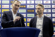 Zľava prezident Slovensk&eacute;ho zv&auml;zu ľadov&eacute;ho hokeja a gener&aacute;lny manaž&eacute;r t&iacute;mu Miroslav &Scaron;atan a tr&eacute;ner slovensk&yacute;ch hokejistov Vladim&iacute;r Orsz&aacute;gh. FOTO: TASR/Martin Baumann