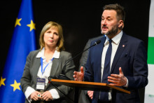 Zľava starostka Karlovej Vsi Dana Čahojov&aacute; a prim&aacute;tor Bratislavy Mat&uacute;&scaron; Vallo. FOTO: TASR/Jaroslav Nov&aacute;k