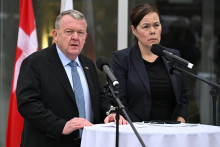 D&aacute;nsky minister zahraničn&yacute;ch vec&iacute; Lars L&ouml;kke Rasmussen (vľavo) a jeho gr&oacute;nska rezortn&aacute; kolegyňa Vivian Motzfeldtov&aacute; sa &uacute;častnia na tlačovej konferencii na p&ocirc;de d&aacute;nskeho veľvyslanectva vo Washingtone. FOTO: TASR/AP