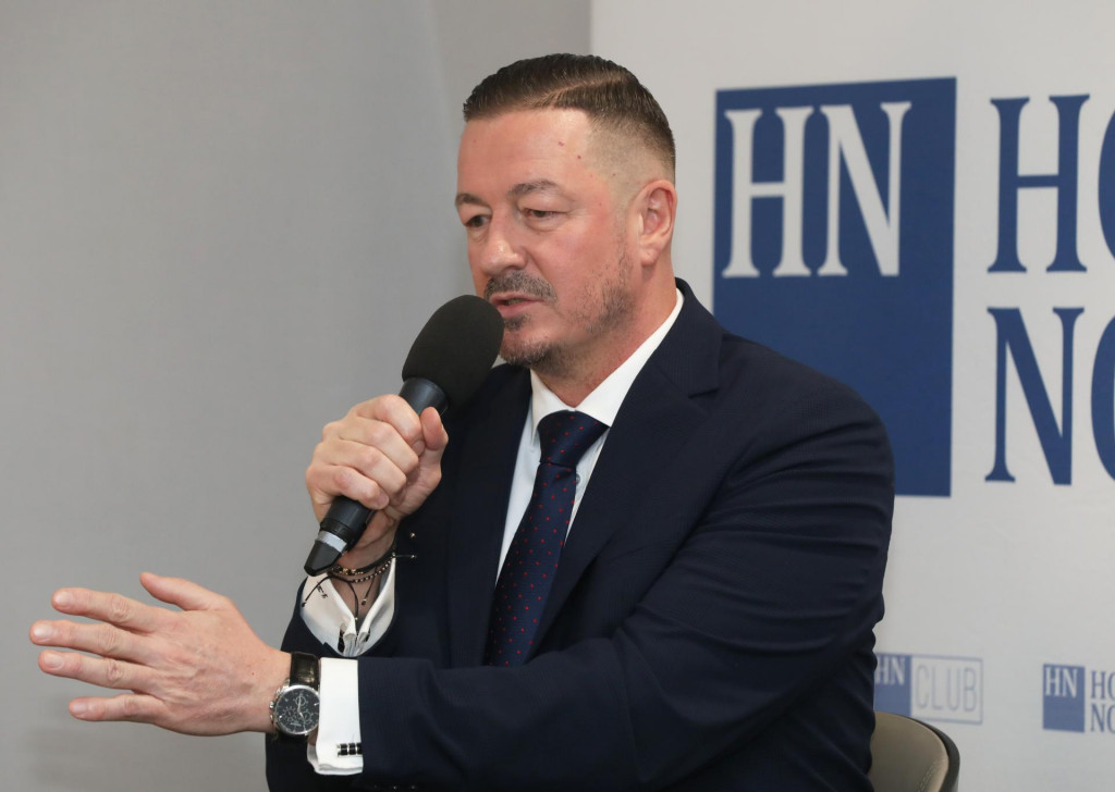 Prezident finančnej spr&aacute;vy Jozef Kiss podporuje vl&aacute;du v boji proti daňov&yacute;m &uacute;nikom. FOTO: HN/Peter Mayer