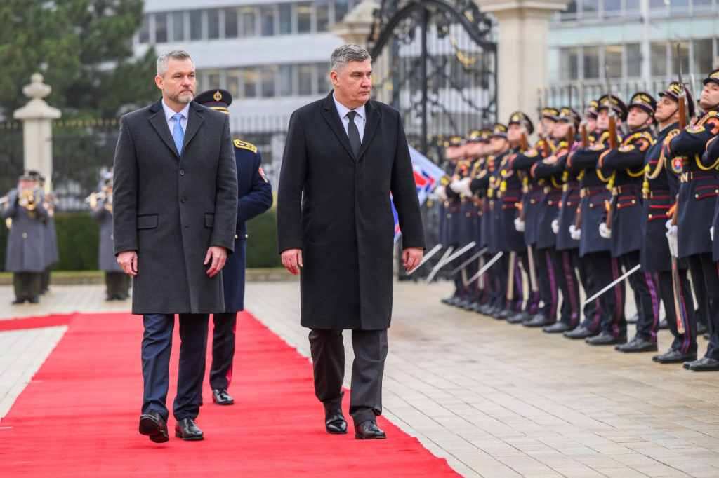 Na sn&iacute;mke zľava prezident Peter Pellegrini a Chorv&aacute;tsky prezident Zoran Milanovič počas uv&iacute;tacieho ceremoni&aacute;lu na n&aacute;dvor&iacute; Prezidentsk&eacute;ho pal&aacute;ca pred spoločn&yacute;m stretnut&iacute;m v Bratislave 16. decembra 2025. FOTO: TASR