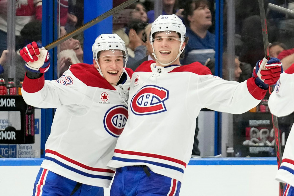 Hr&aacute;č Montrealu Ivan Demidov (vľavo) sa te&scaron;&iacute; z g&oacute;lu, ktor&yacute; strelil slovensk&yacute; hokejista a jeho spoluhr&aacute;č Juraj Slafkovsk&yacute; (vpravo) v z&aacute;pase z&aacute;morskej NHL Tampa Bay Lightning - Montreal Canadiens v Tampe v nedeľu 28. decembra 2025. FOTO: TASR/AP