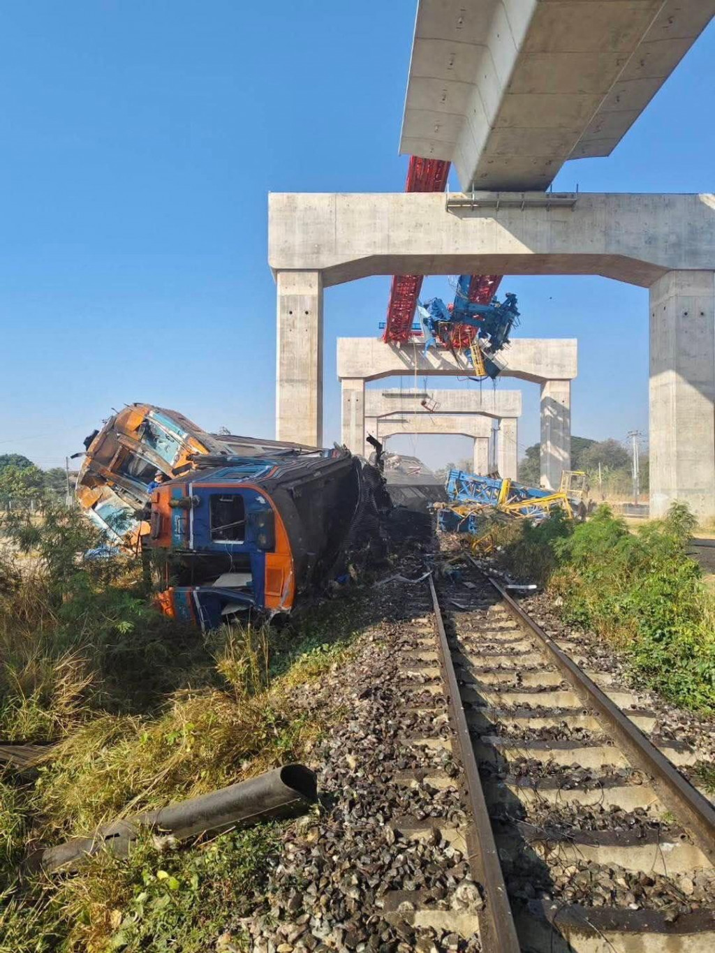 Jeden z vozňov sa po n&aacute;raze vykoľajil a kr&aacute;tko nato začal horieť.  FOTO: REUTERS
