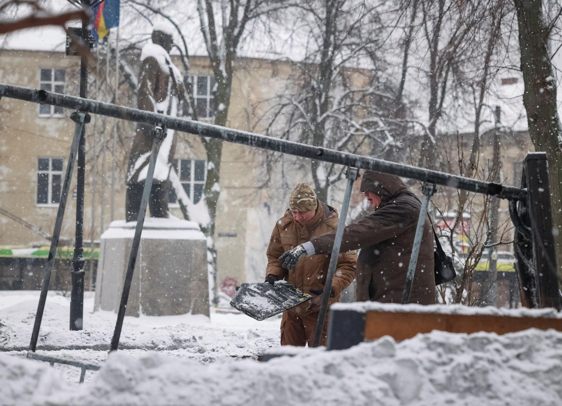 Ruský dron zasiahol detské ihrisko v centre Ľvova