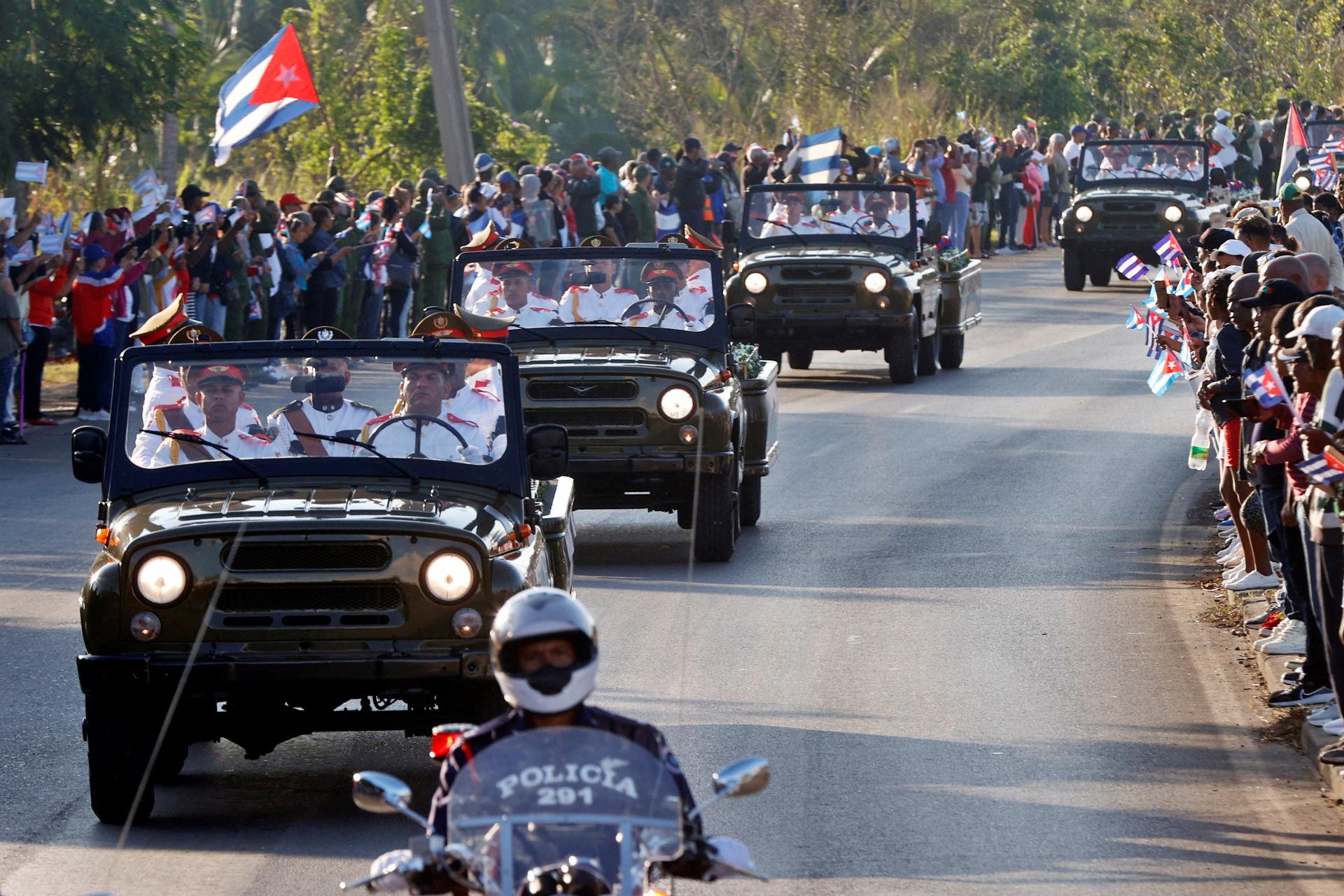 „Mučenícka“ Madurova ochranka sa vrátila v urnách. Kuba vzdala vojakom hold